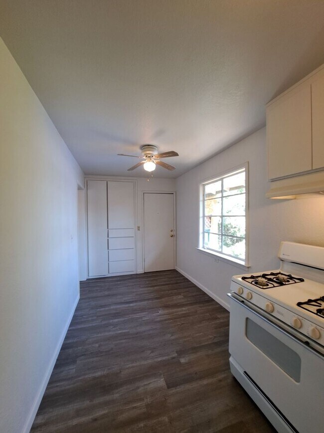 Foto del edificio - 1291-1295 N. Fruit Ave. (Duplex)