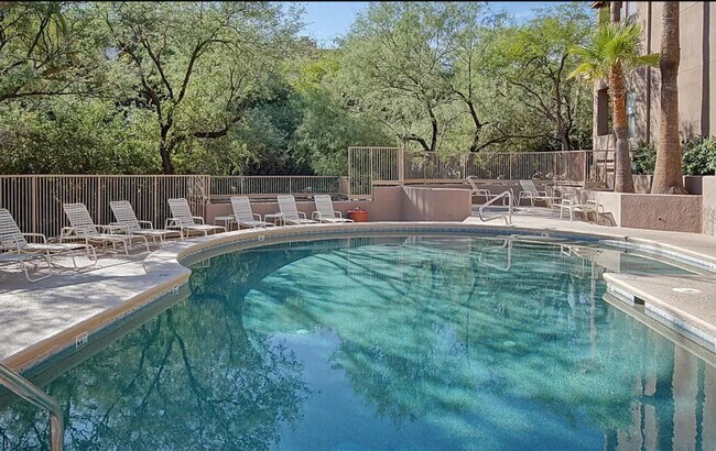 Foto del edificio - 6655 N Canyon Crest Dr