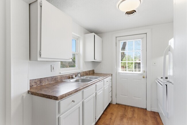 Foto del edificio - 306 E Burwell Ave