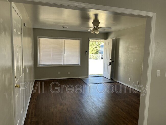 Foto del edificio - 4232 E Young Pl