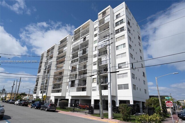 Foto del edificio - 7850 Byron Ave
