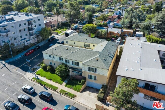 Building Photo - 5804 San Vicente Blvd