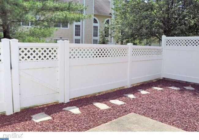 Building Photo - 2 br, 3 bath Townhome - 10 hopkins court