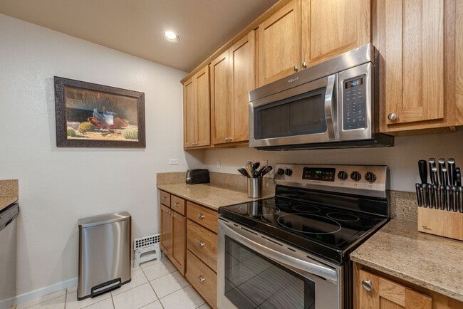 Foto del edificio - Fully Furnished Ground Level Available Now!