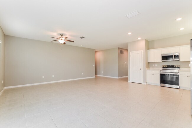 Building Photo - 325 Kenilworth Dr