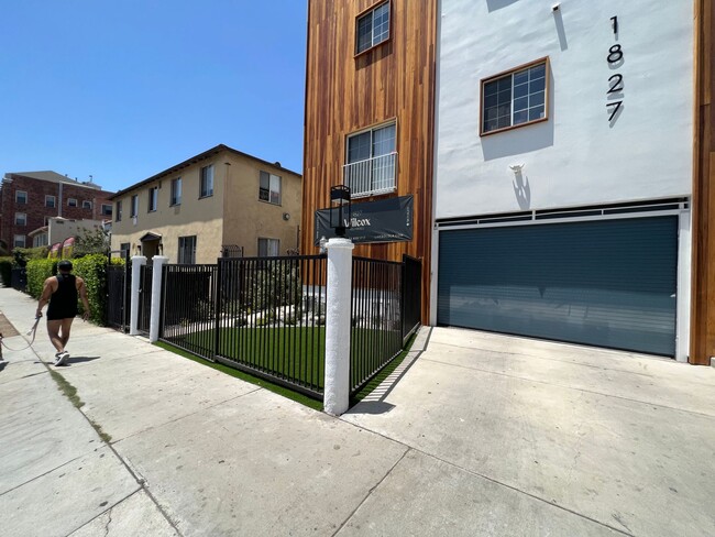 Building Photo - 1827 Wilcox Beautifully renovated 2 bedroo...