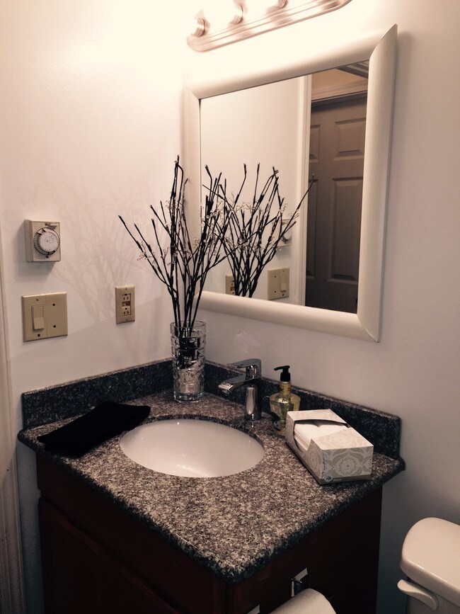 Building Photo - 65 Lincoln Ave