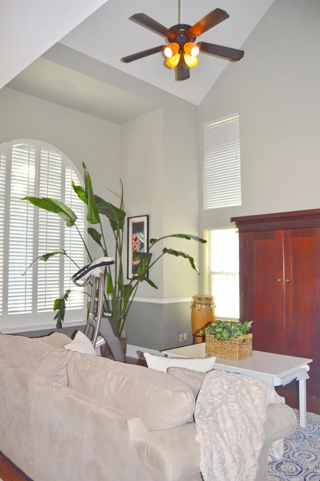 Building Photo - Beautiful 3/3 near Clovis West