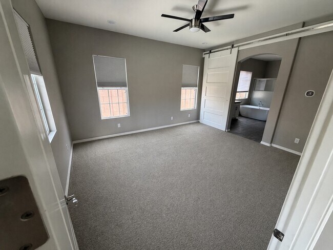 Building Photo - 660 W Cantebria Dr