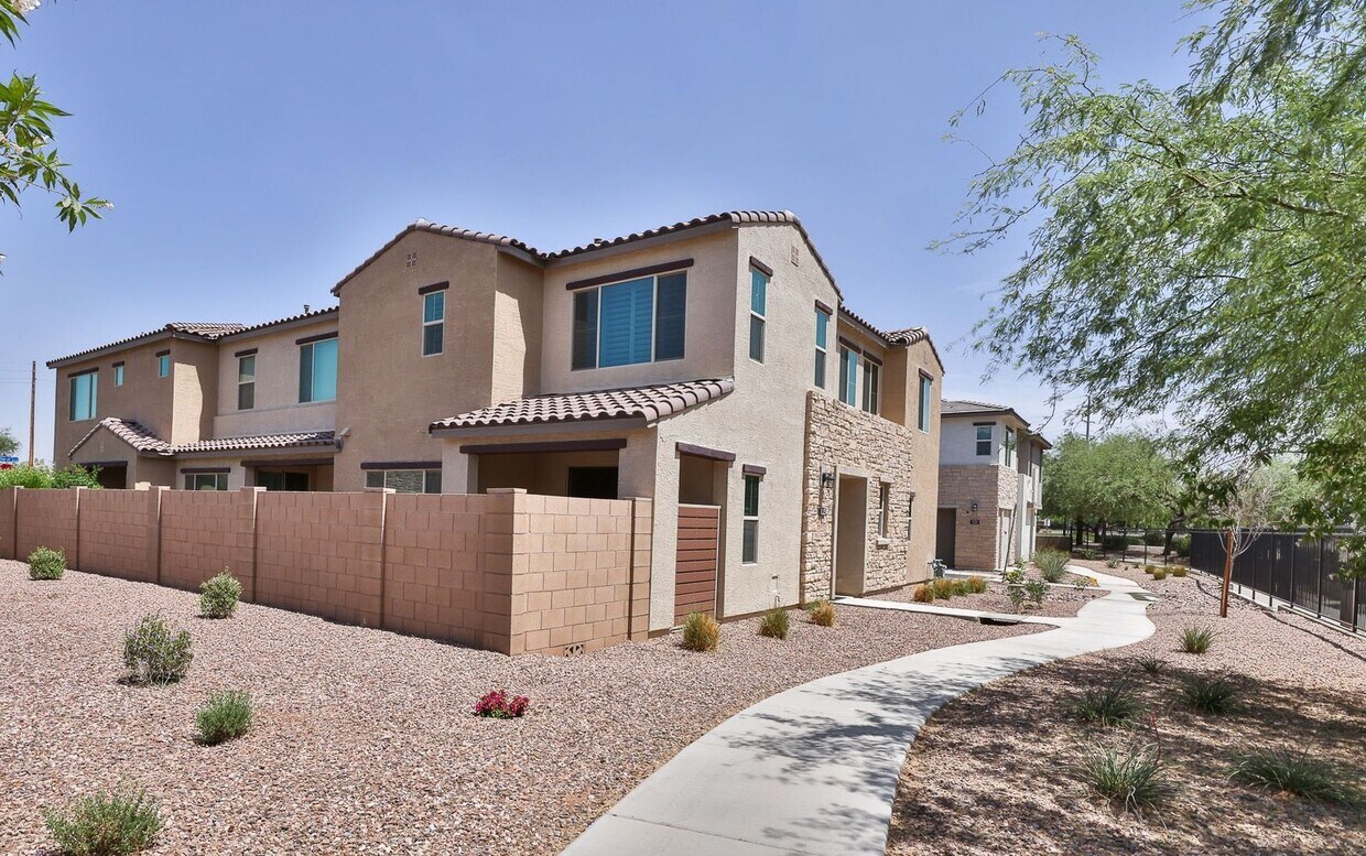 Foto principal - Gorgeous 4bed/3 bath End Unit Condo in Gil...