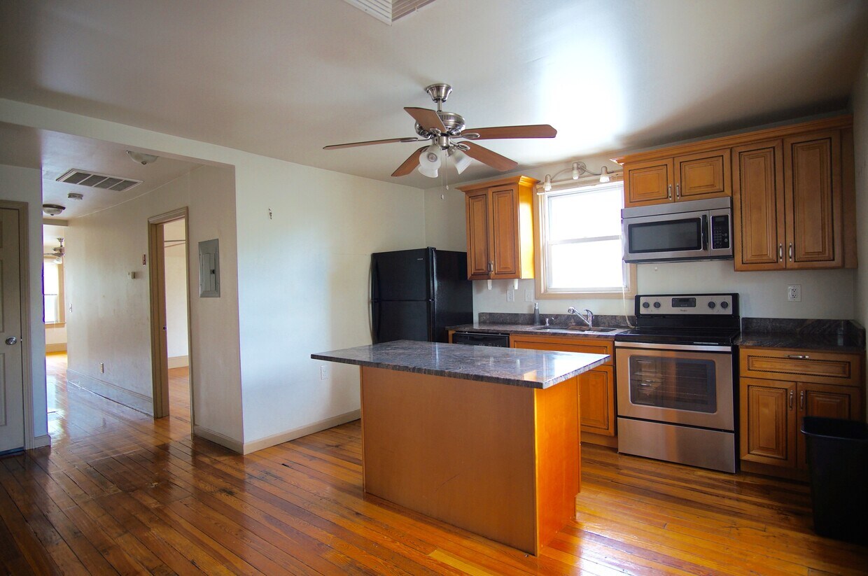 Primary Photo - 230 Pleasant St