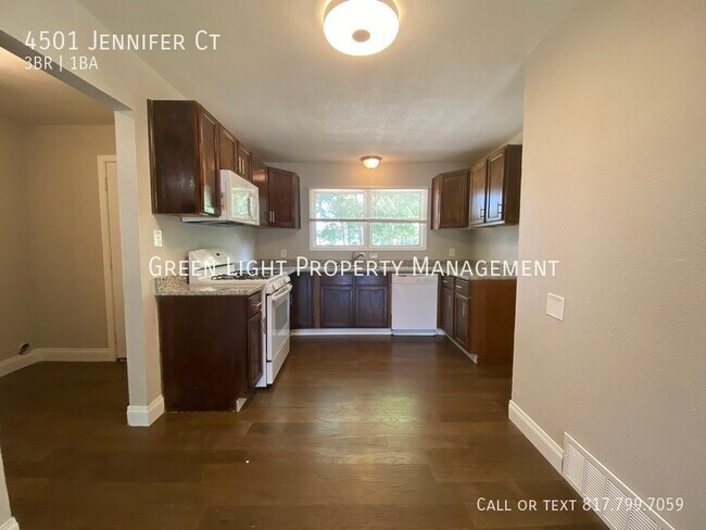 Foto del edificio - 4501 Jennifer Ct