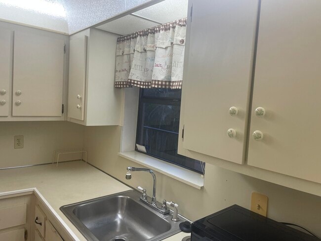 Foto del edificio - 4760 Lucerne Lakes Blvd