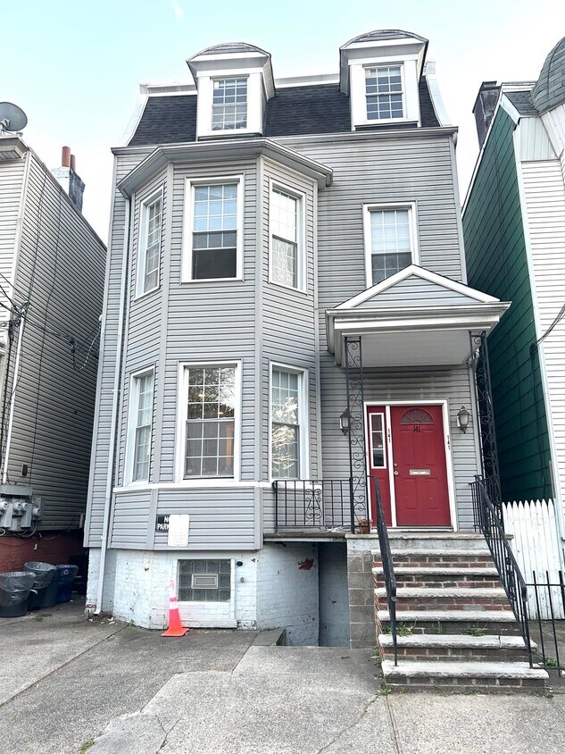 Primary Photo - 141 Hutton St