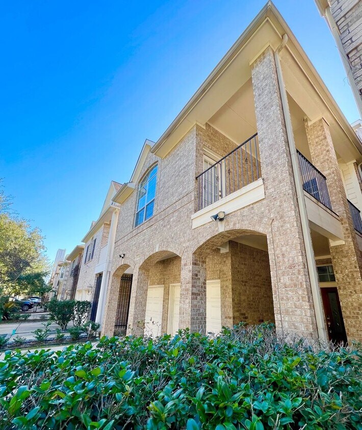 Foto principal - 5457 Fairdale Ln