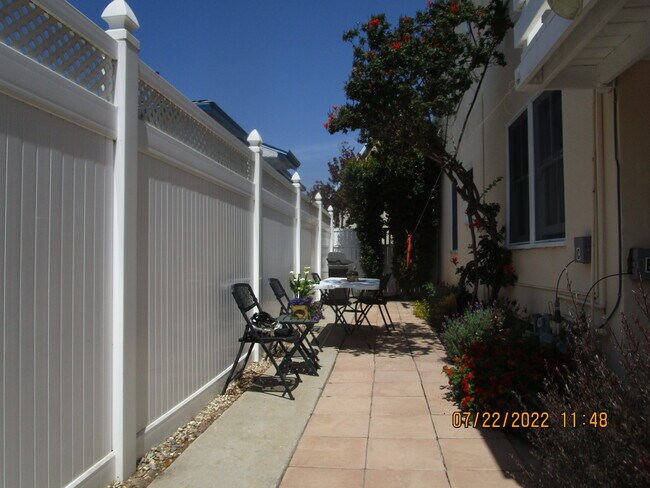 Outdoor Dining w/ Grill - 1352 Ocean Park Blvd