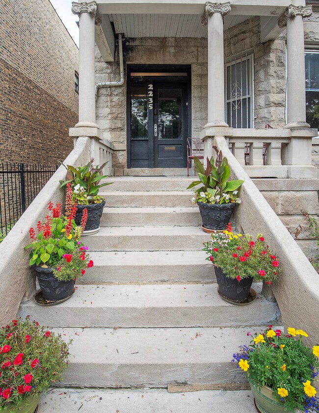 Entrada - 2235 N Kimball Ave