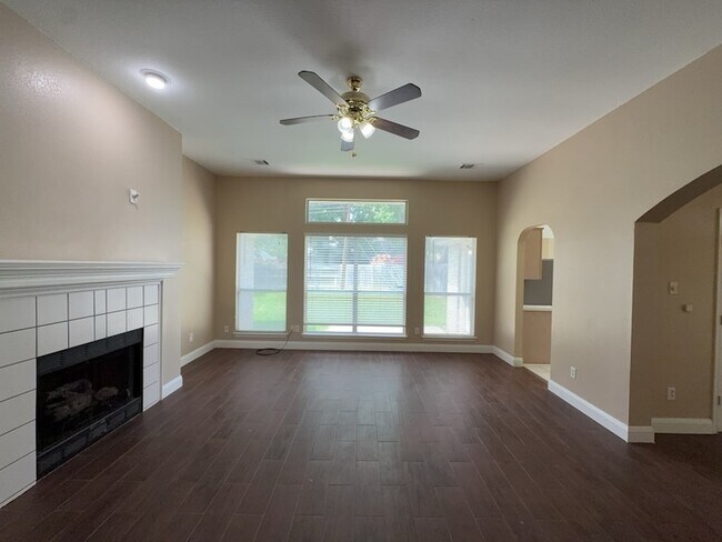 Foto del edificio - 317 Oak Meadow Ln