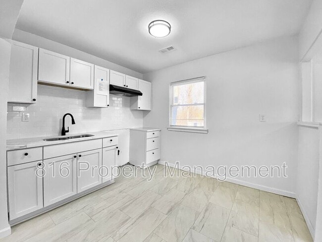 Building Photo - 2918 S 51st St