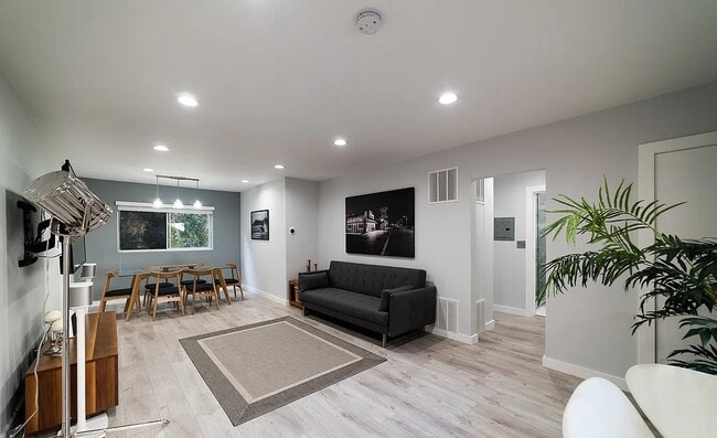 Building Photo - One Bedroom Furnished Condo