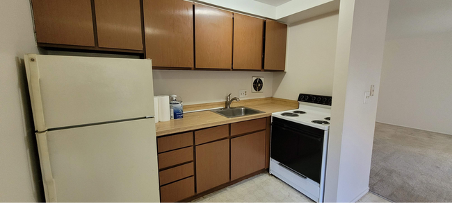Building Photo - 2-Bedroom Garden-Level Unit | Parking, Patio & Water Included