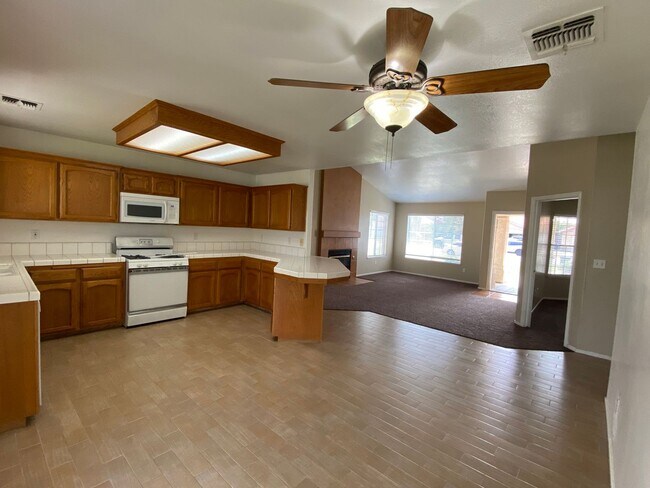 Building Photo - Super cute 3 bedroom home!
