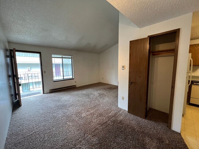 Building Photo - Darling 1 Bed, 1 Bath in North Spokane!