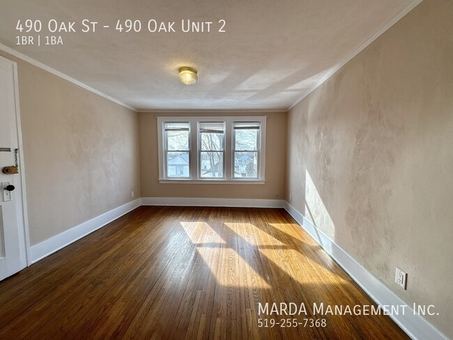 Building Photo - SPACIOUS 1-BEDROOM/1-BATH APARTMENT ON SEC...