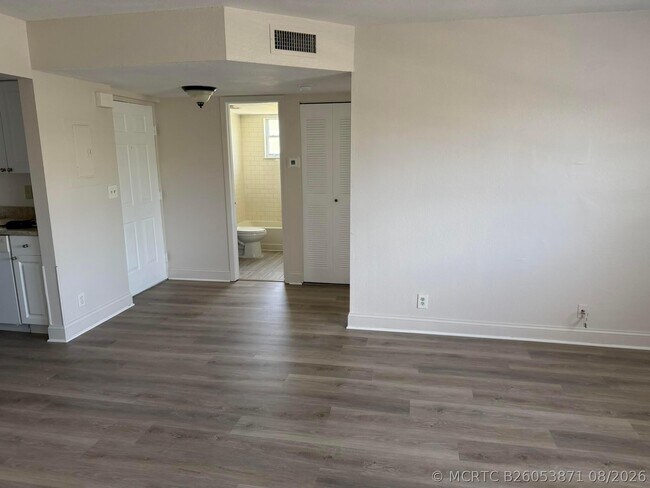 Building Photo - 1546 SE Royal Green Cir