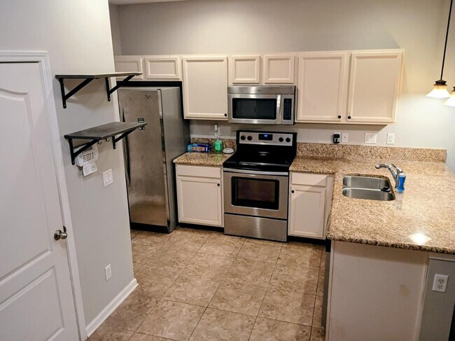 Building Photo - 425 Oasis Ln