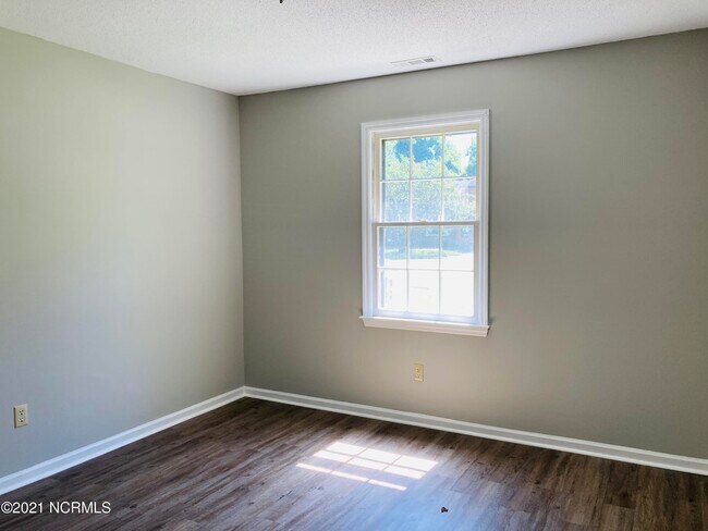 Building Photo - 411 Cedar Creek Dr