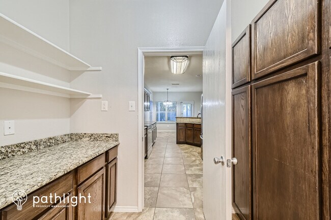 Foto del edificio - 1021 Hidden Lake Drive, Burleson, TX, 76028