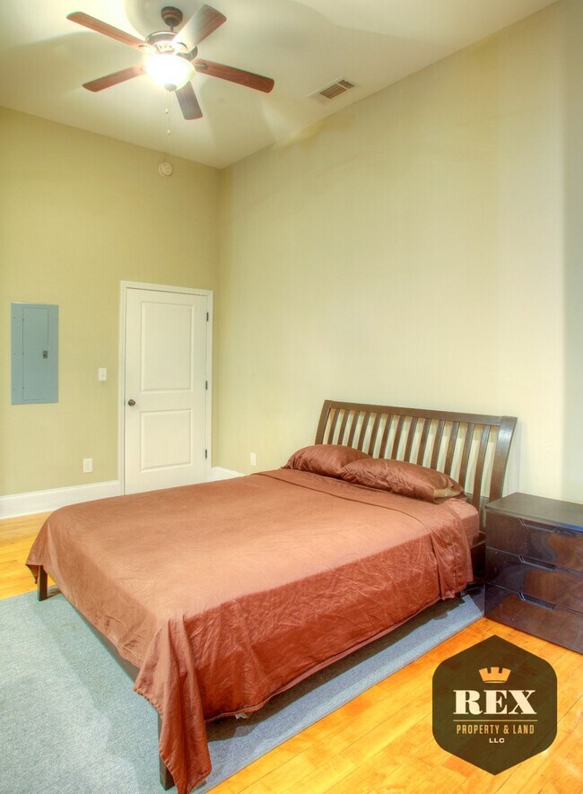 Foto del edificio - Rare Loft Condo,  Granite Countertops, W/D Included