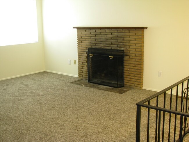 Building Photo - Spacious Duplex