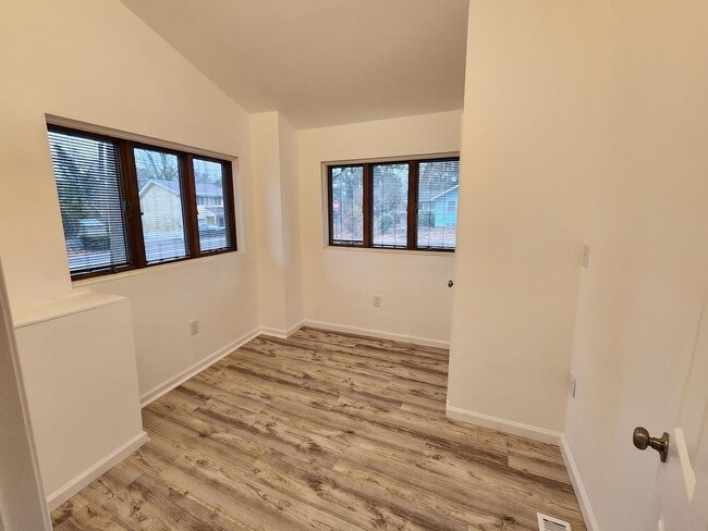Building Photo - 701 W Lakeshore Dr