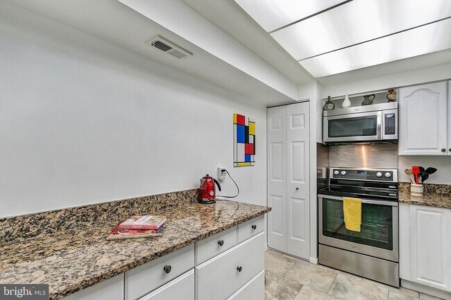 Building Photo - 7640 Provincial Dr