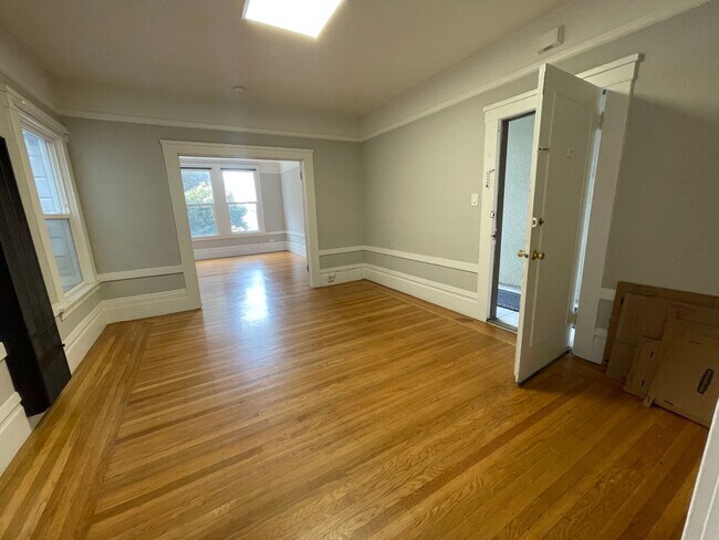 Building Photo - 318