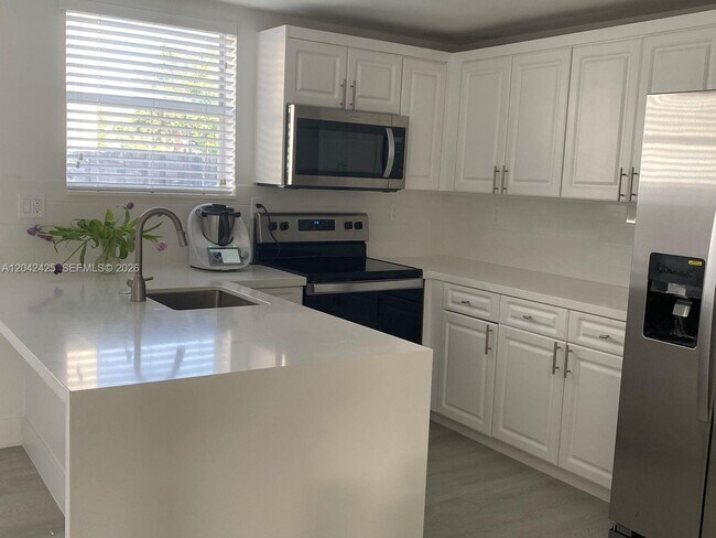 Foto del edificio - 5245 NW 112th Ave