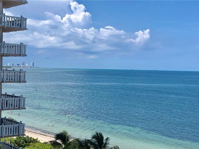 Foto del edificio - 1111 Crandon Blvd