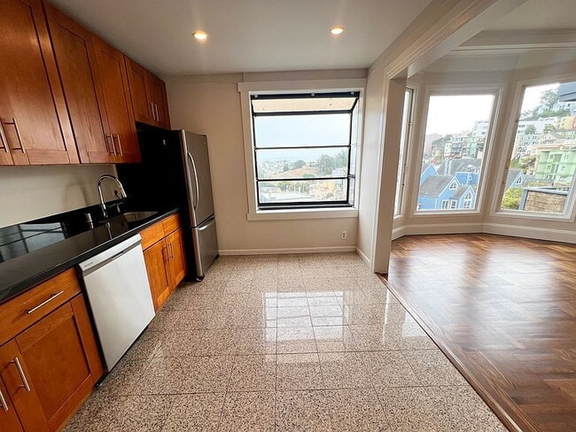 Building Photo - "Charming 1-Bedroom Sanctuary in the Heart of San Francisco – 775 Sq. Ft. of Urban Comfort!"