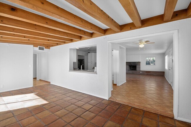 Foto del edificio - 2272 E Blacklidge Dr