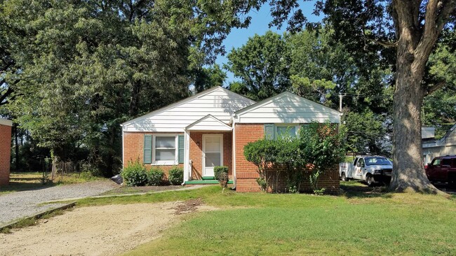 Foto del edificio - Brick rancher in close proximity to McGuir...