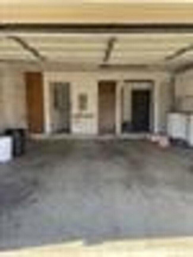 Building Photo - Spacious first time rental!