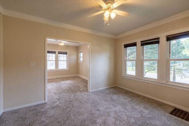 Building Photo - 4956 Linscott Ave