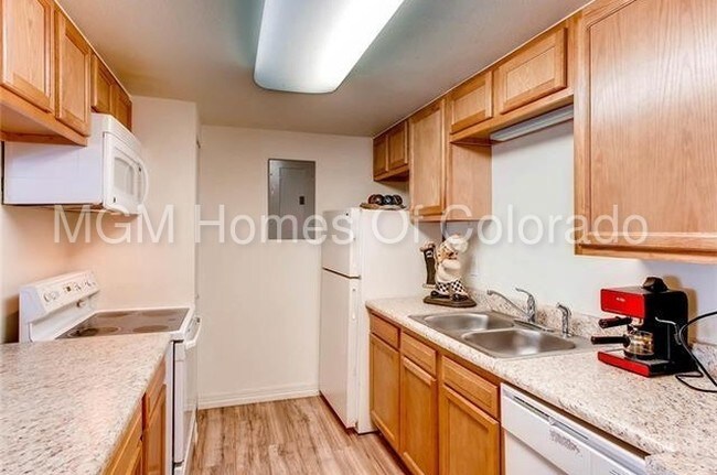 Building Photo - Nice Remodeled 3 Bed Condo