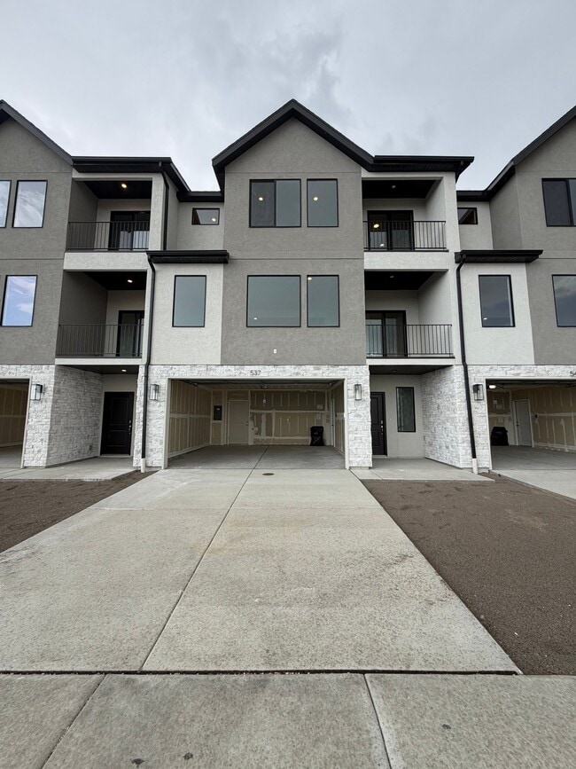 Building Photo - 537 E Levengrove Dr