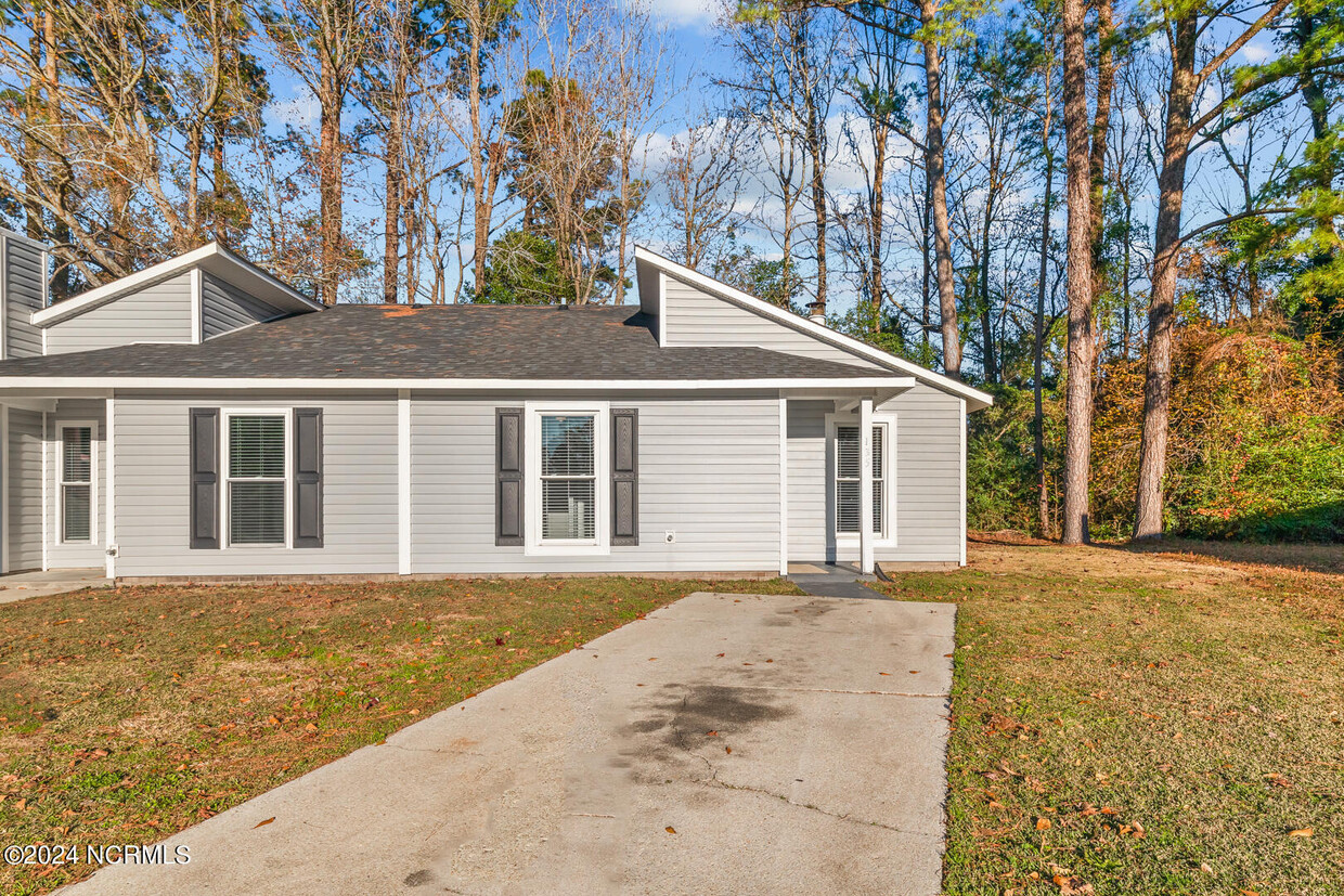 Foto principal - 135 Twinwood Dr
