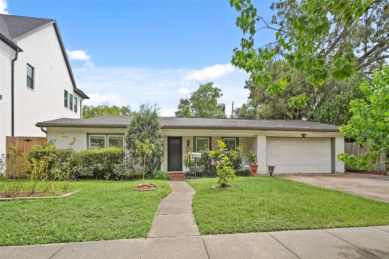 Primary Photo - 4019 Blue Bonnet Blvd