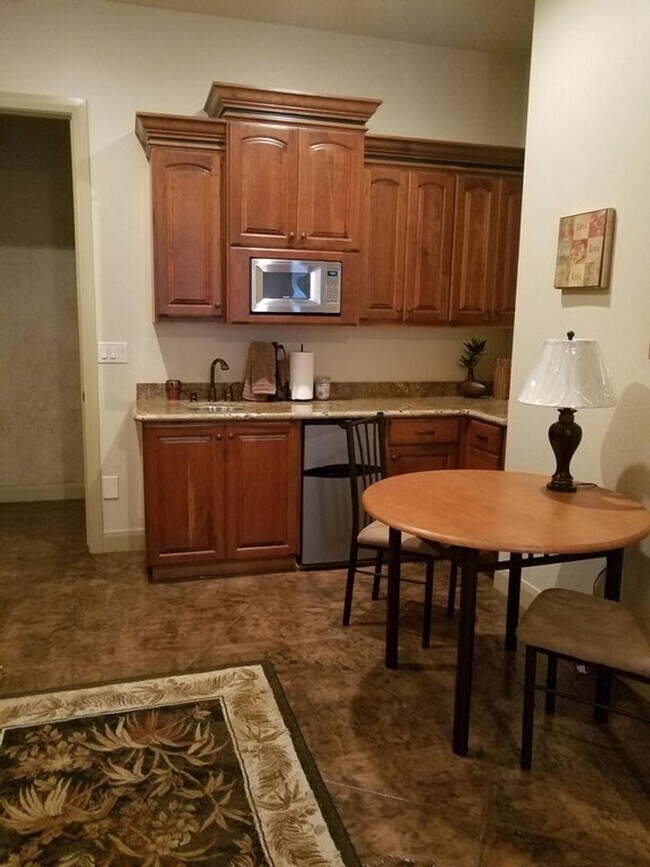 Foto del edificio - Beautiful Corner Lot! FULLY FURNISHED! Available Now!!