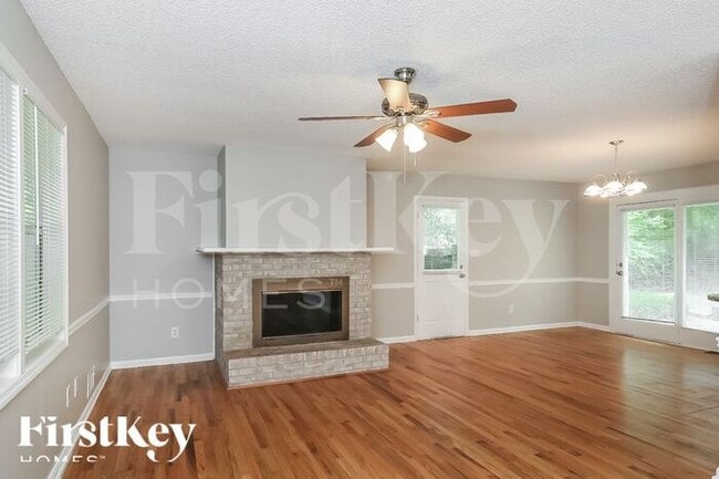 Building Photo - 860 Green Forest Dr